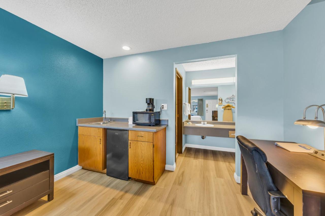 King Room -Smoking at Days Inn by Wyndham Carson City