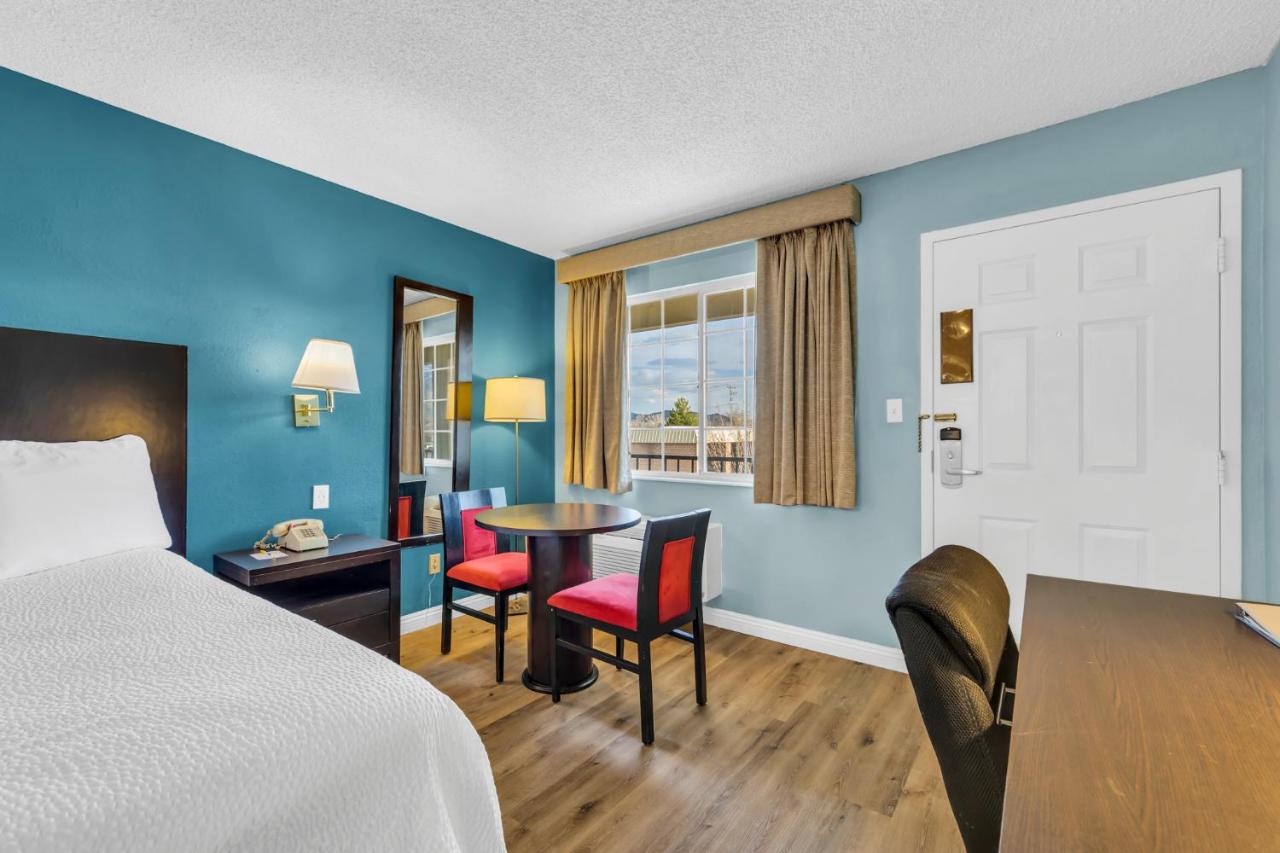 King Room -Smoking at Days Inn by Wyndham Carson City