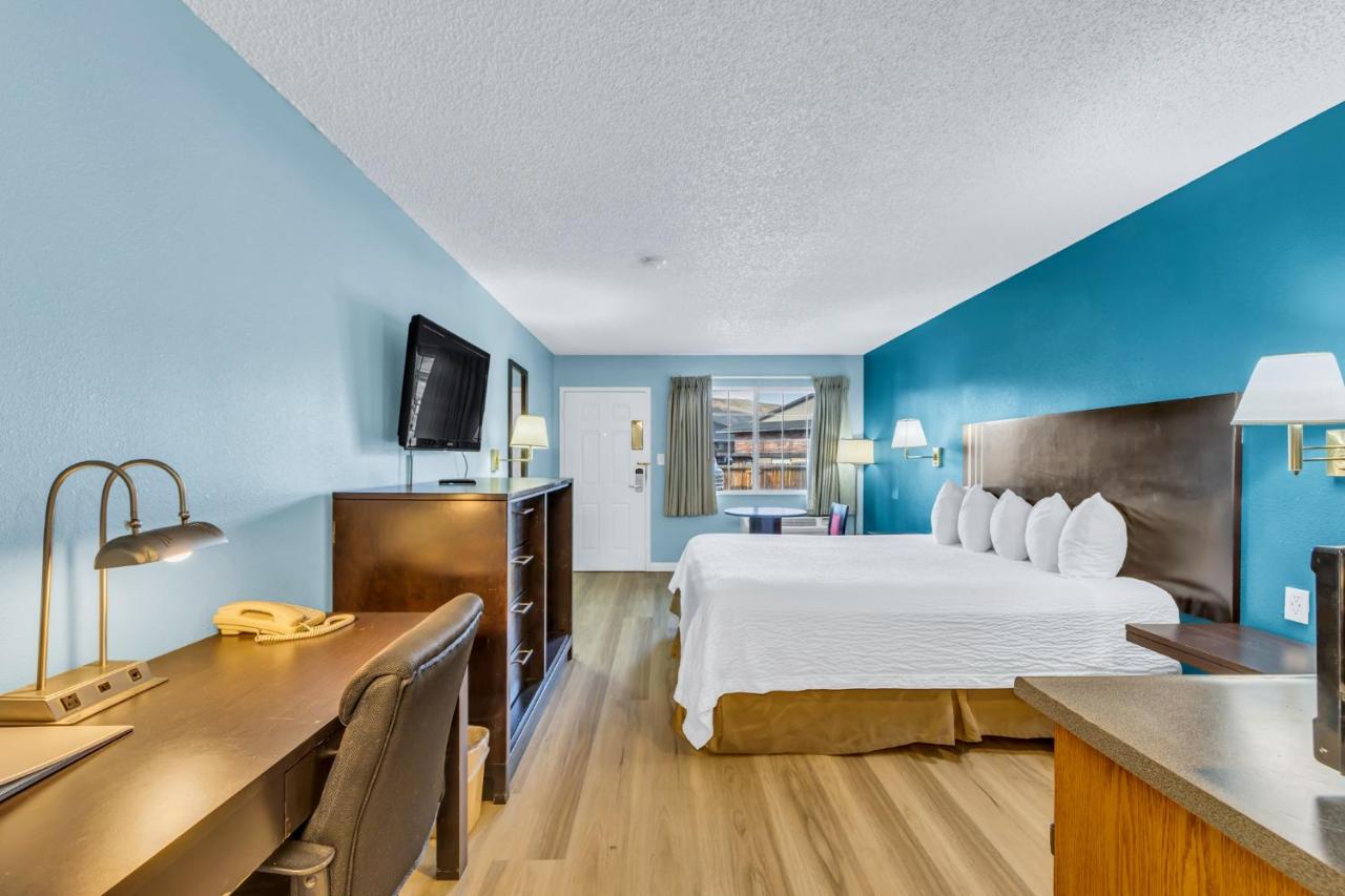 King Room -Smoking at Days Inn by Wyndham Carson City