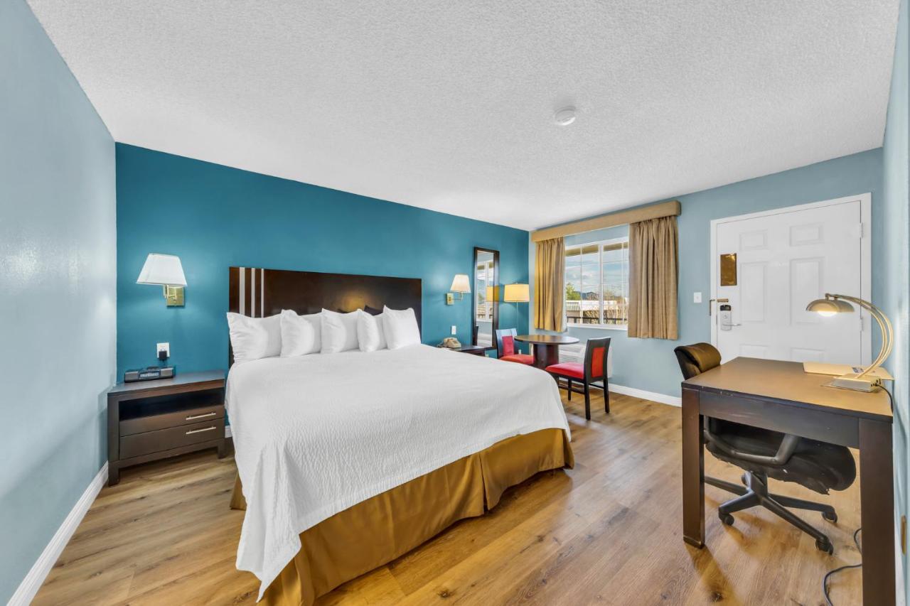 Queen Room - Disability Access/Non-Smoking at Days Inn by Wyndham Carson City