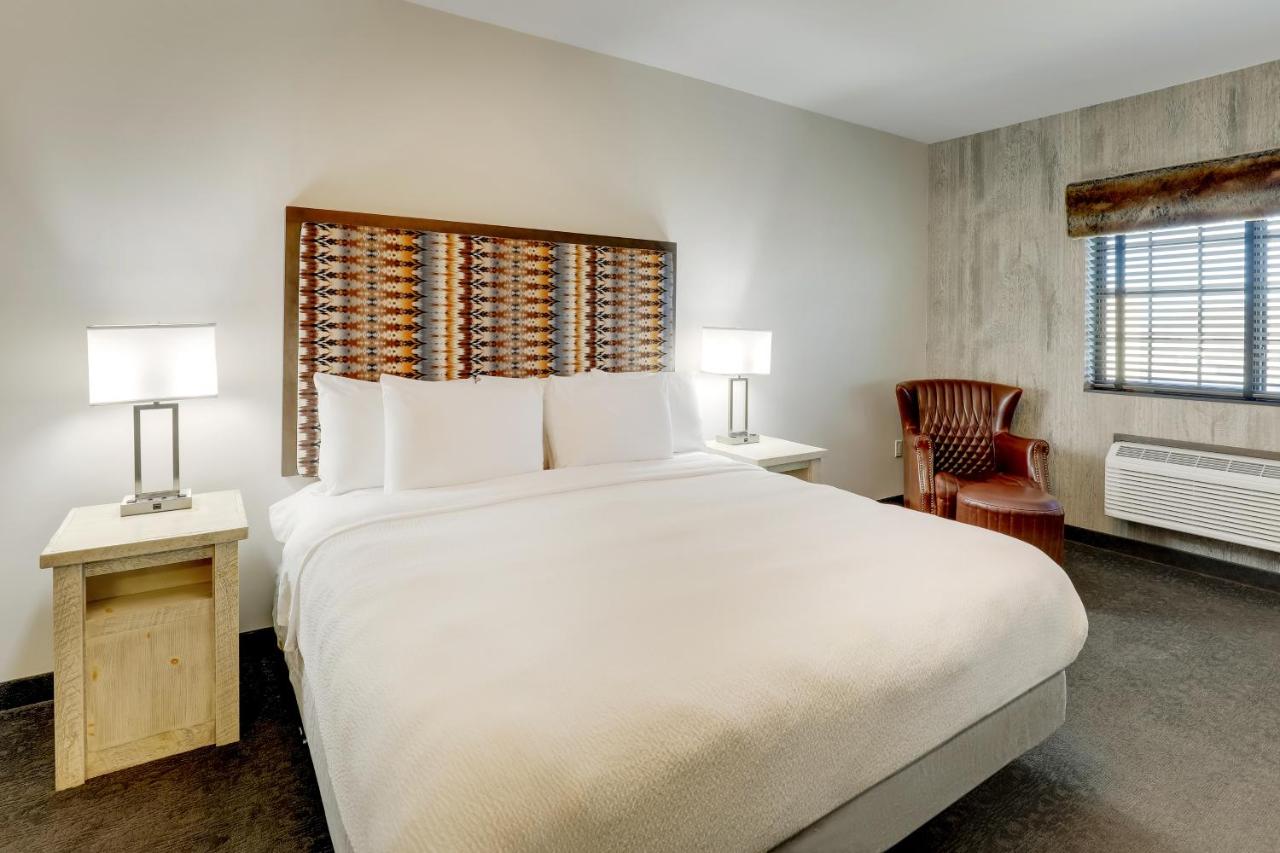 Deluxe King Room at Stoney Creek Hotel Tulsa - Broken Arrow