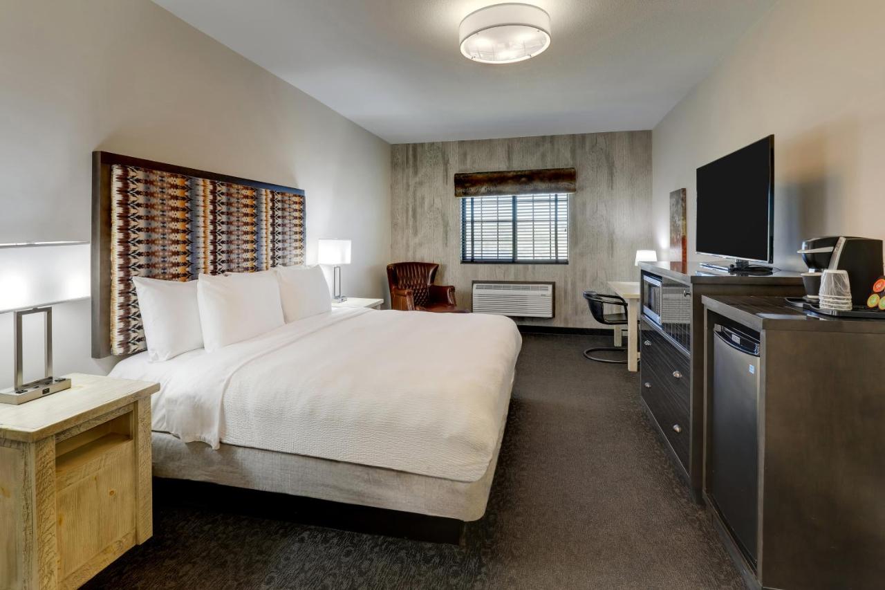 Deluxe King Room at Stoney Creek Hotel Tulsa - Broken Arrow