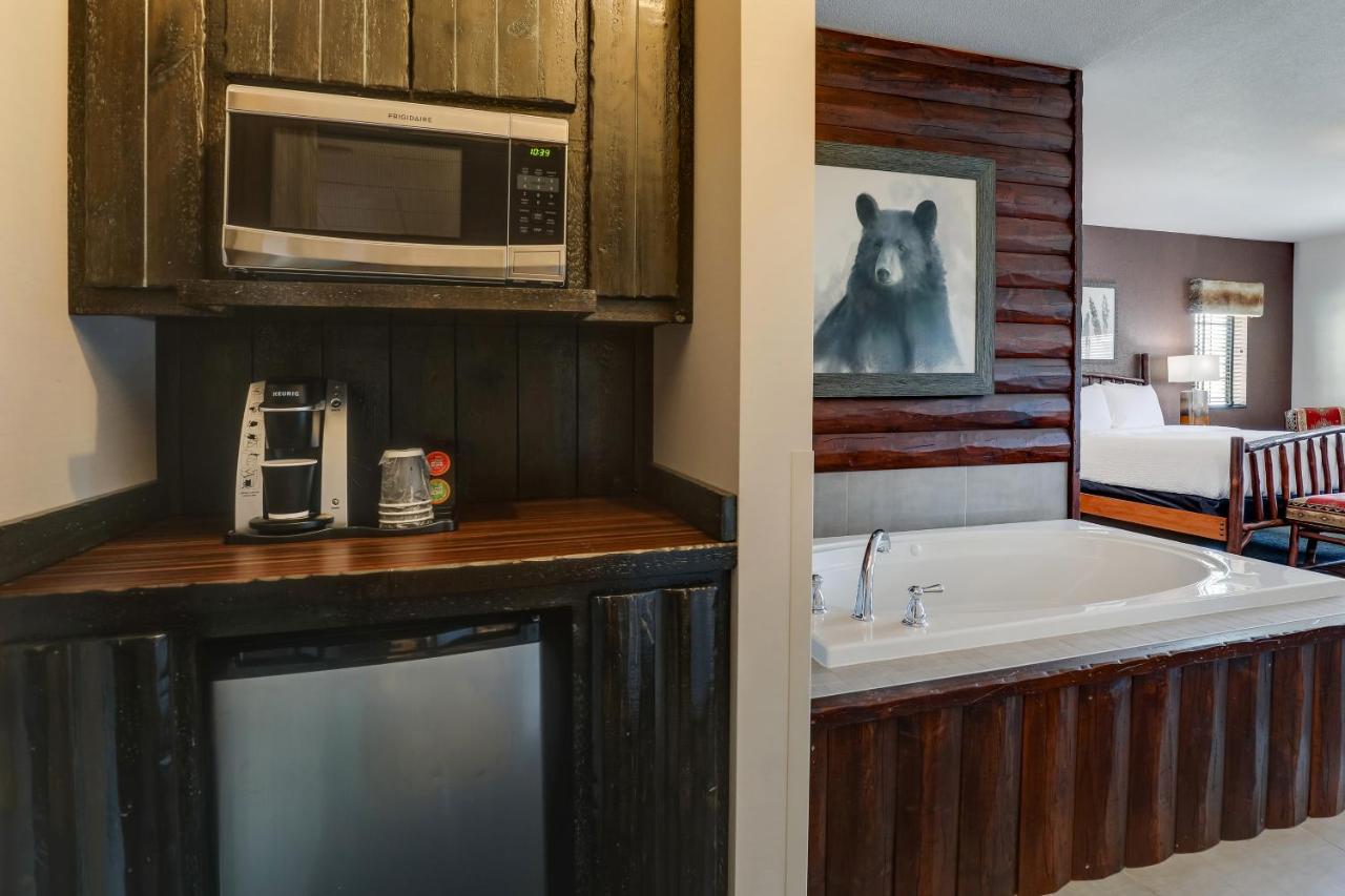 Suite with Hot Tub at Stoney Creek Hotel Tulsa - Broken Arrow