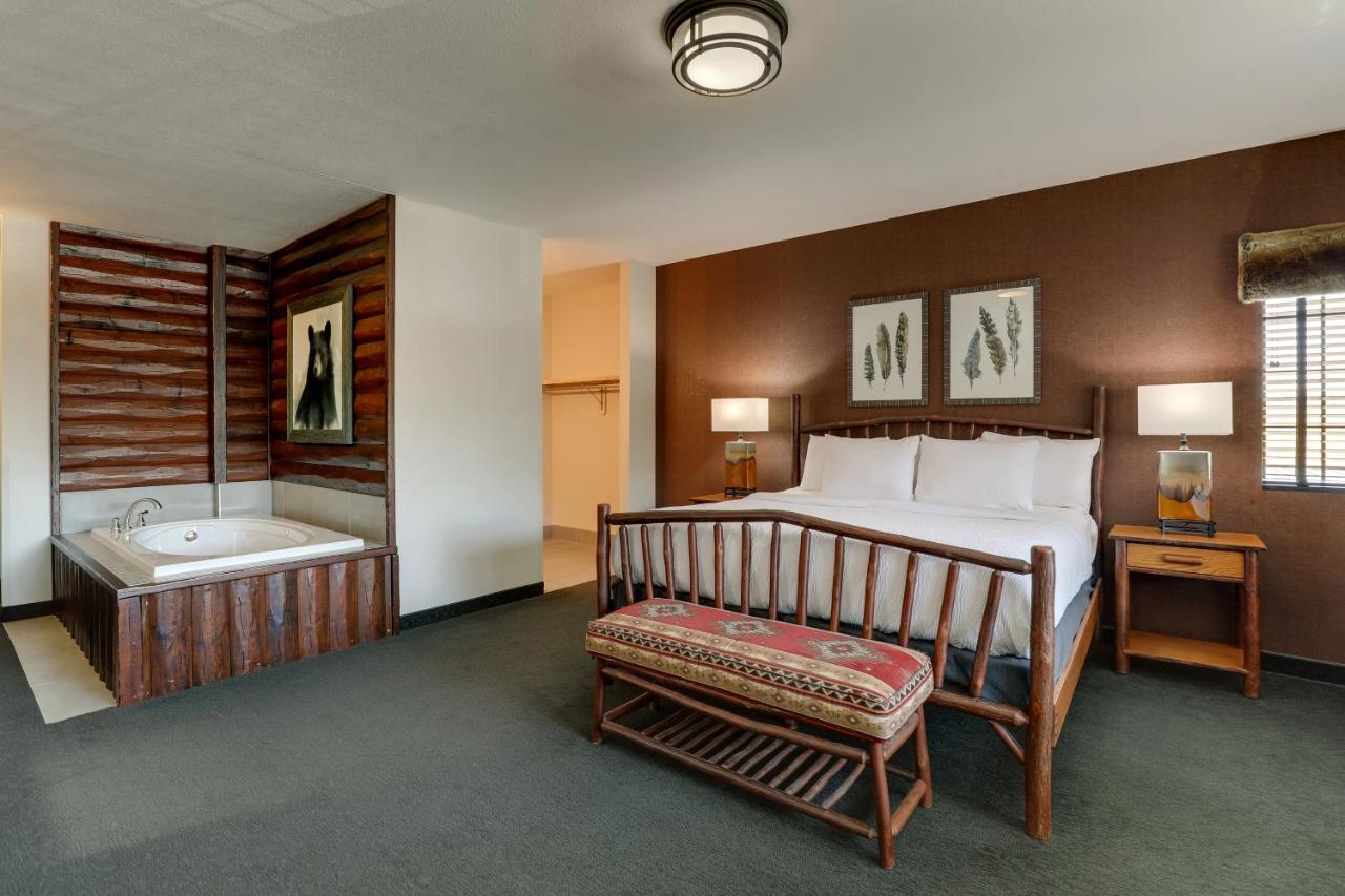 Suite with Hot Tub at Stoney Creek Hotel Tulsa - Broken Arrow