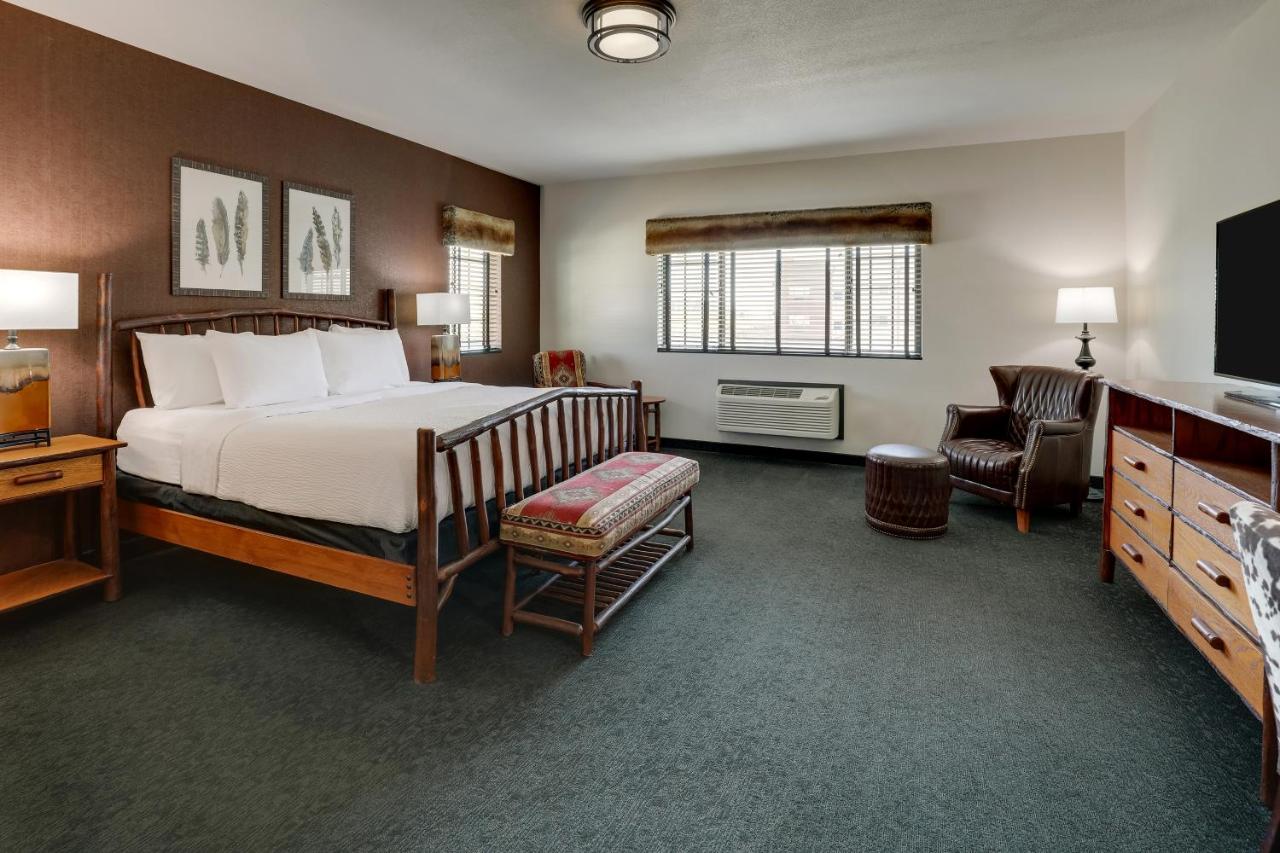 Suite with Hot Tub at Stoney Creek Hotel Tulsa - Broken Arrow