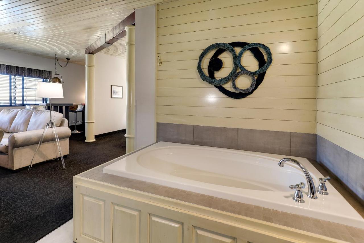 Superior Suite at Stoney Creek Hotel Tulsa - Broken Arrow