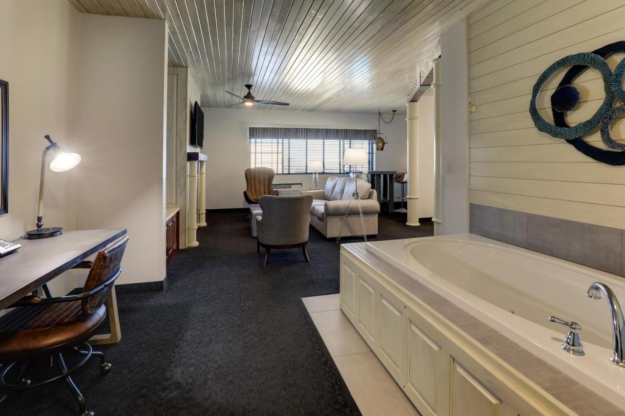 Superior Suite at Stoney Creek Hotel Tulsa - Broken Arrow