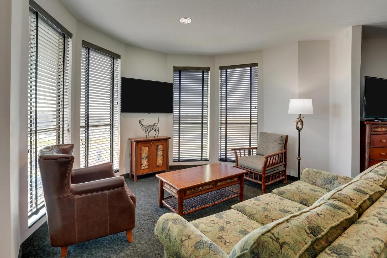 Junior Suite at Stoney Creek Hotel Tulsa - Broken Arrow