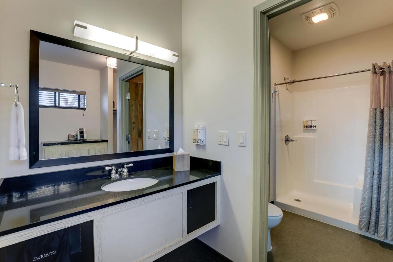 Superior King Room at Stoney Creek Hotel Tulsa - Broken Arrow