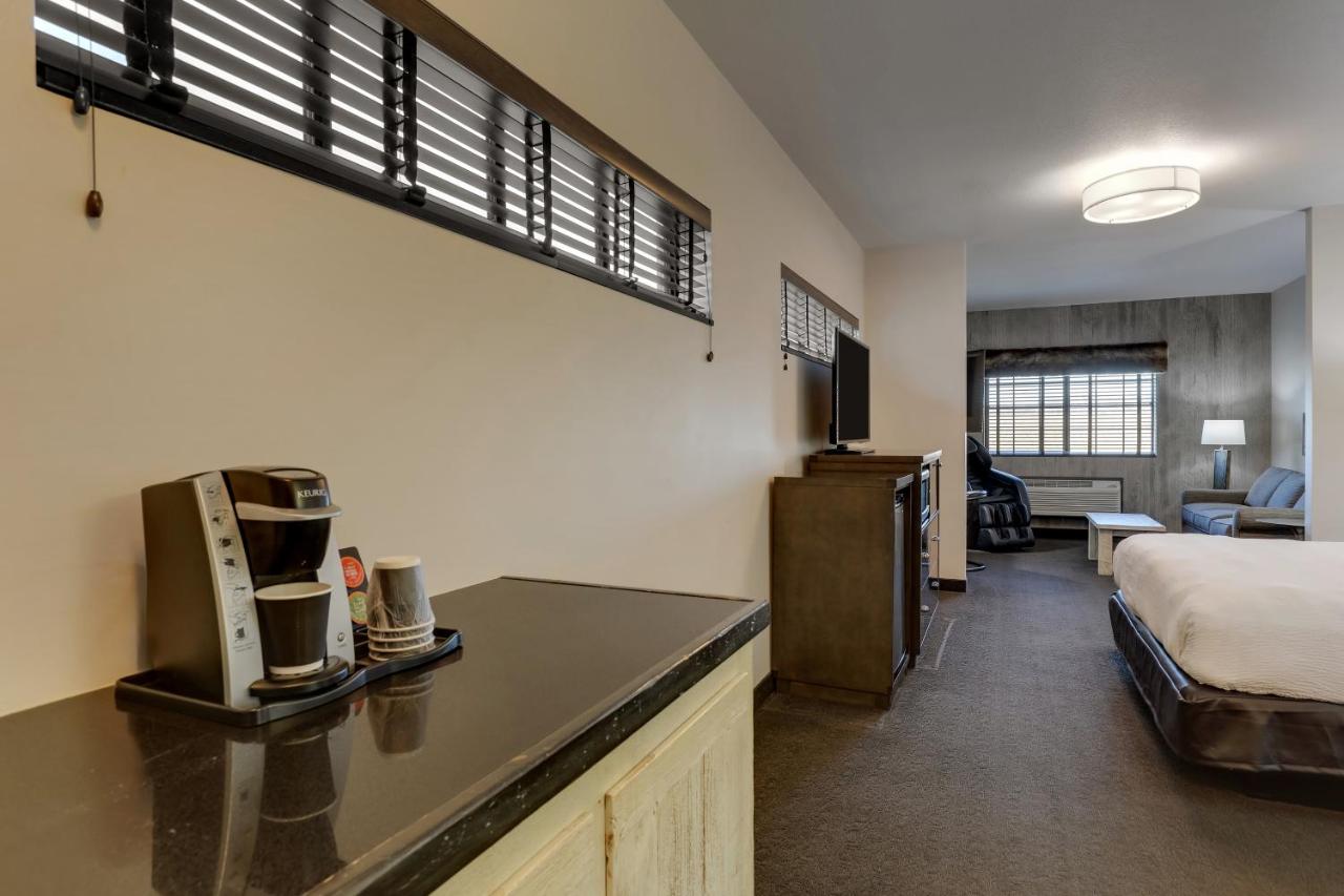 Superior King Room at Stoney Creek Hotel Tulsa - Broken Arrow
