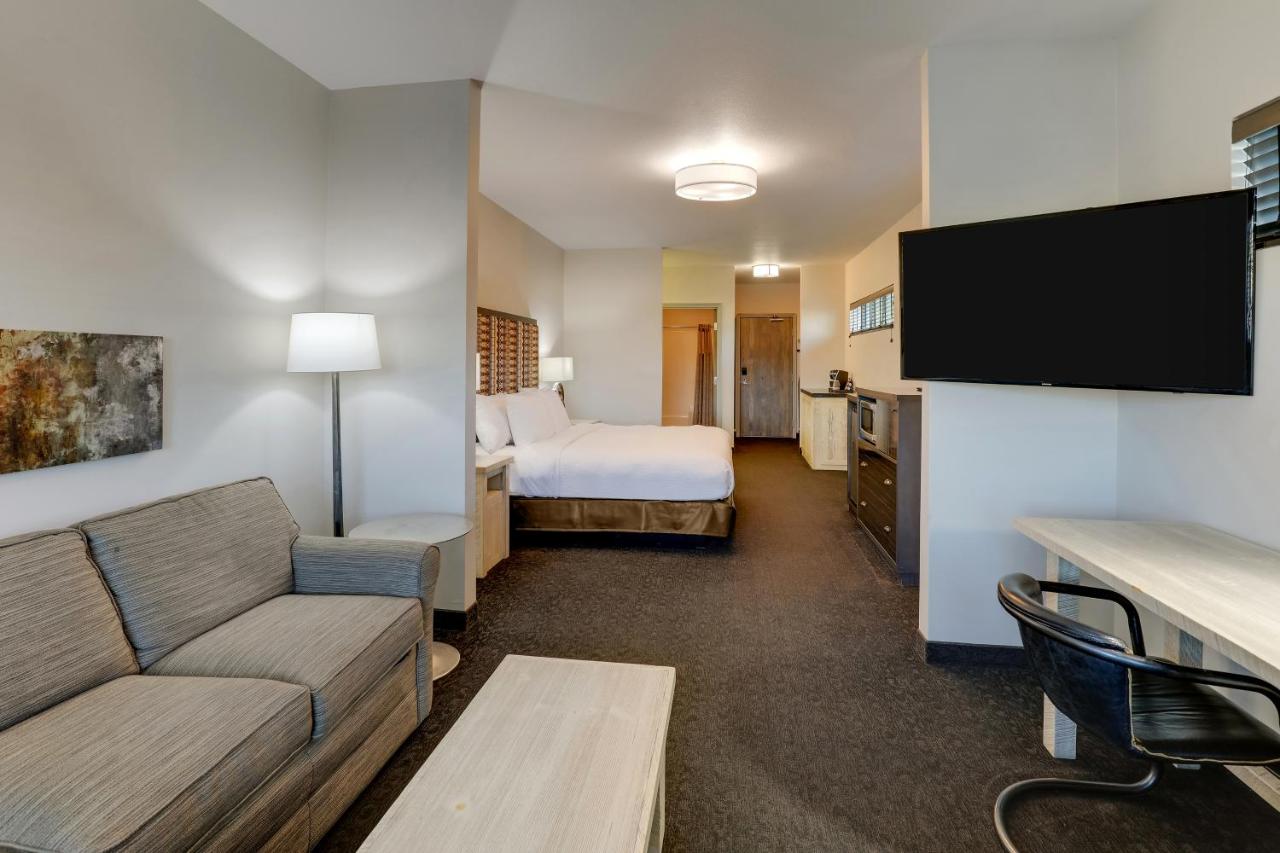 Superior King Room at Stoney Creek Hotel Tulsa - Broken Arrow