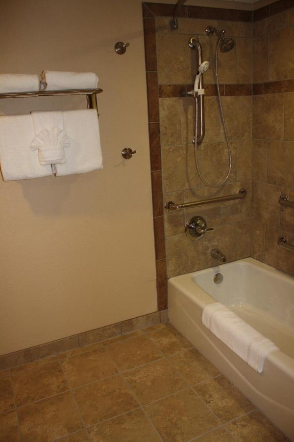 Queen Room - Disability Access at Osage Creek Lodge