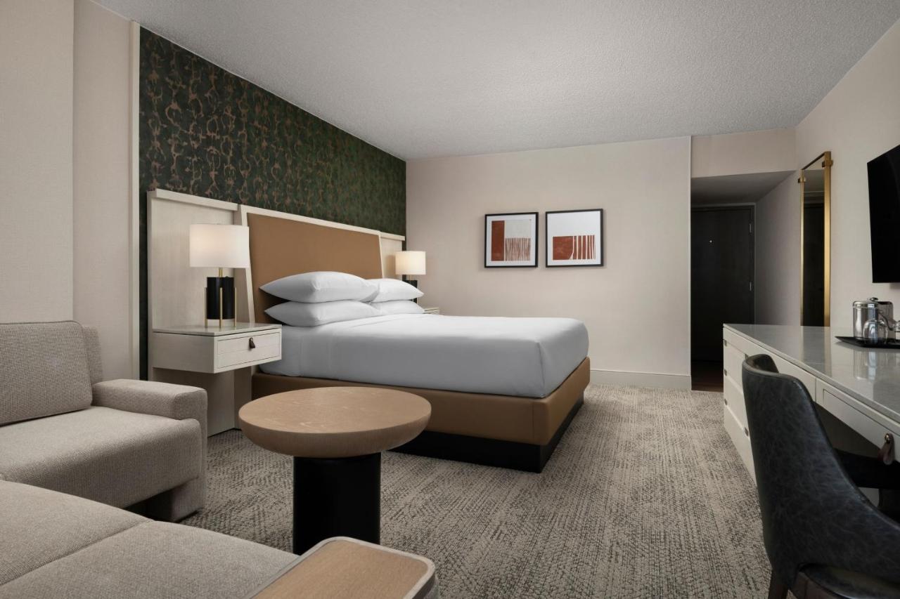Guest Room, 1 King at Sheraton Grand Nashville Downtown