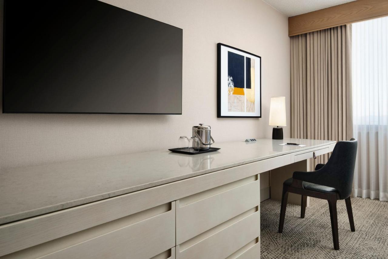 Guest Room, 1 King at Sheraton Grand Nashville Downtown