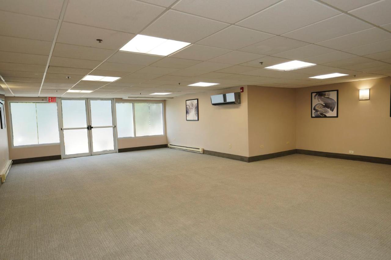 | Holiday Inn & Suites Chicago-Carol Stream (Wheaton)
