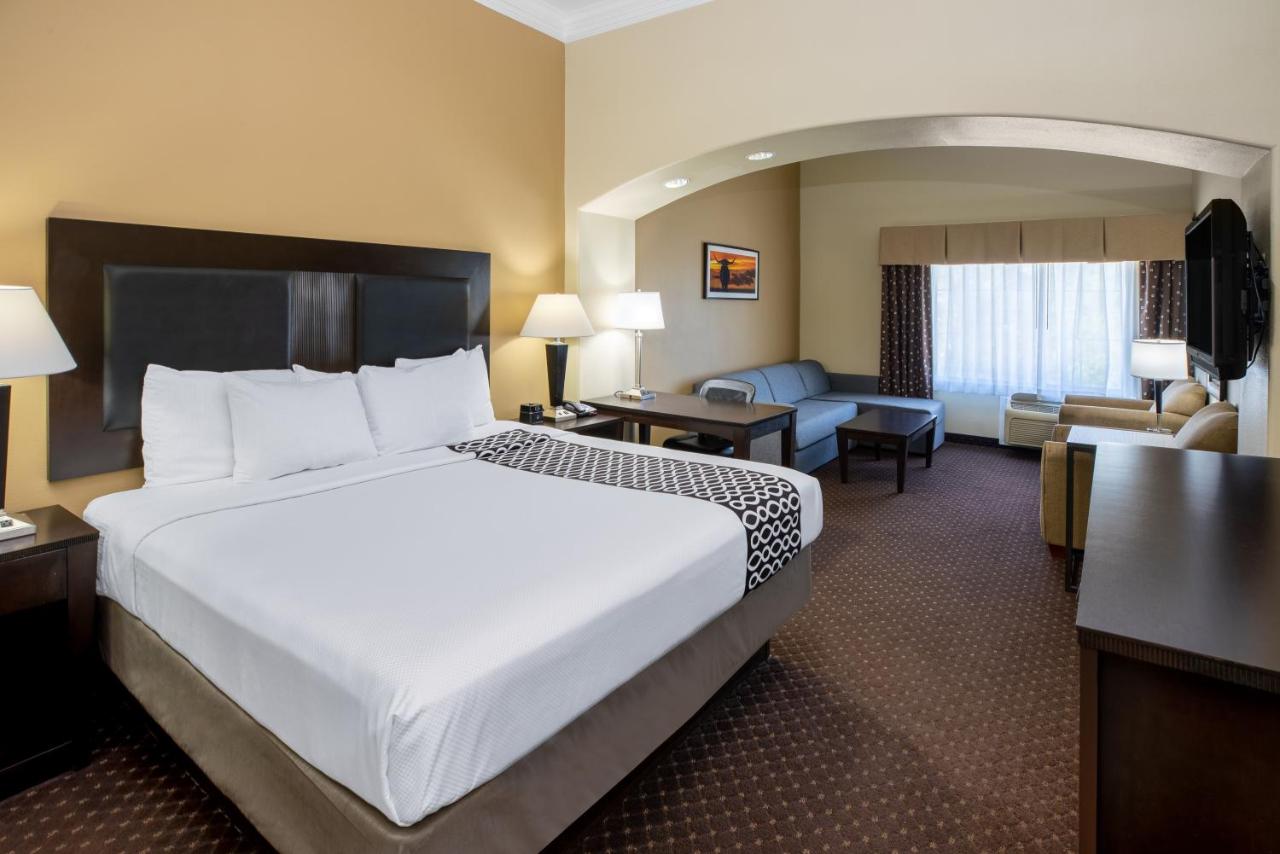 Executive King Room at La Quinta Inn & Suites by Wyndham Houston New Caney
