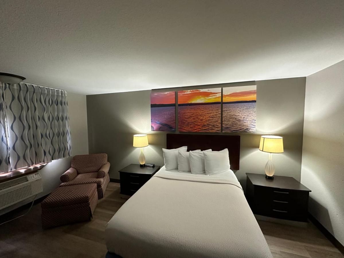 Queen Room - Non-Smoking at Days Inn & Suites by Wyndham Stevens Point