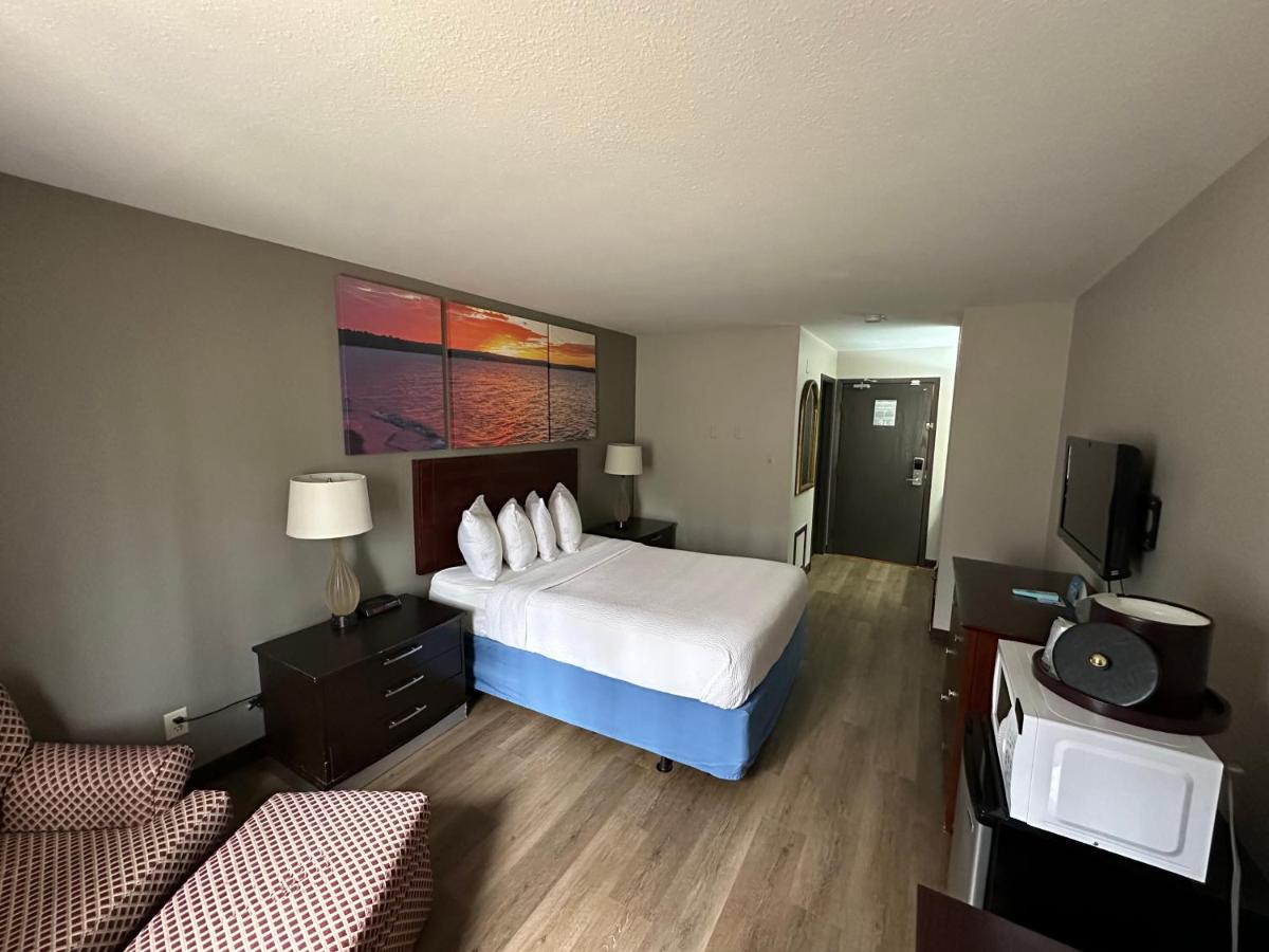 Queen Room - Non-Smoking at Days Inn & Suites by Wyndham Stevens Point