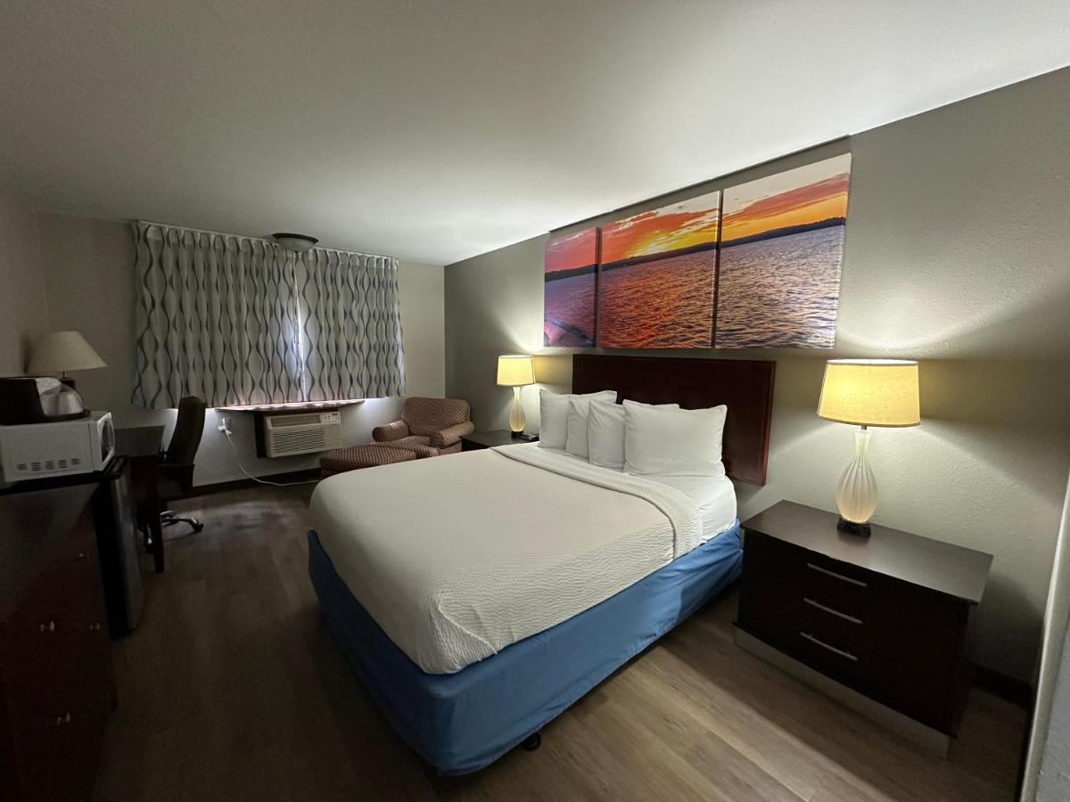 King Room - Mobility Access/Non-Smoking at Days Inn & Suites by Wyndham Stevens Point
