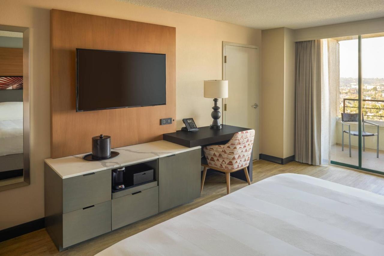 Guest Room with King or Double Bed, City View and Balcony at San Diego Marriott Mission Valley