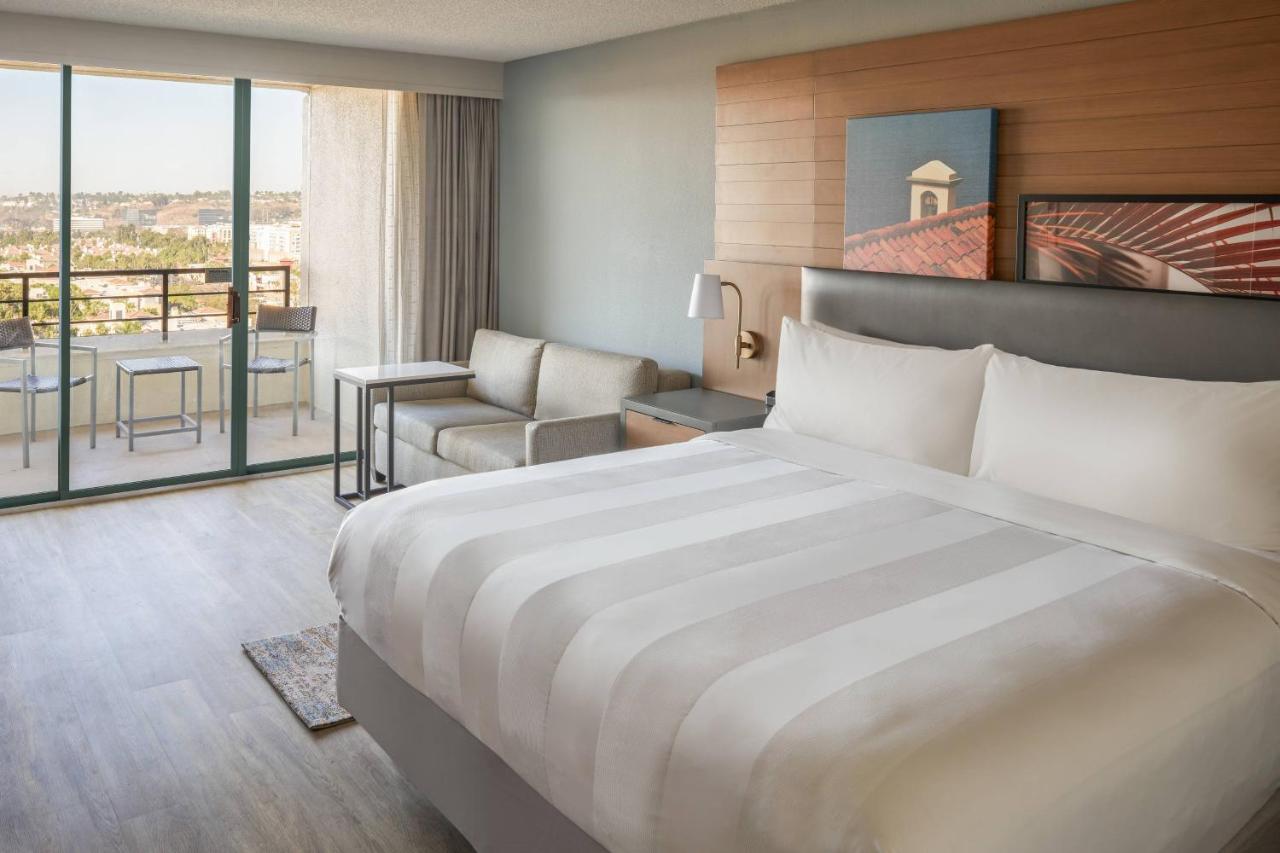 Guest Room with King or Double Bed, City View and Balcony at San Diego Marriott Mission Valley