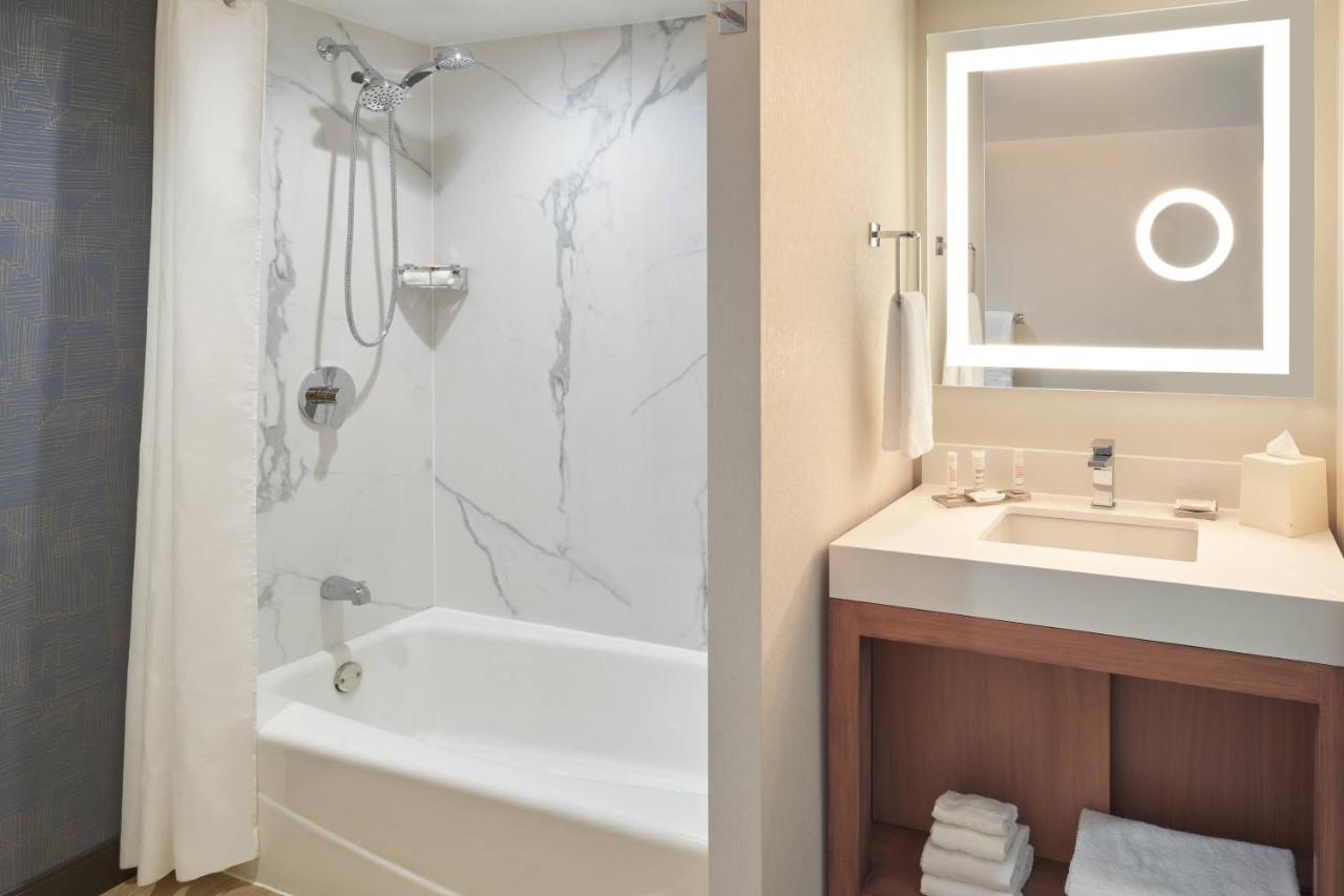 Guest Room with King or Double Bed, City View and Balcony at San Diego Marriott Mission Valley