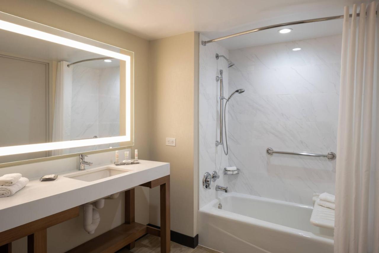 Guest Room with King or Double Bed, City View and Balcony at San Diego Marriott Mission Valley