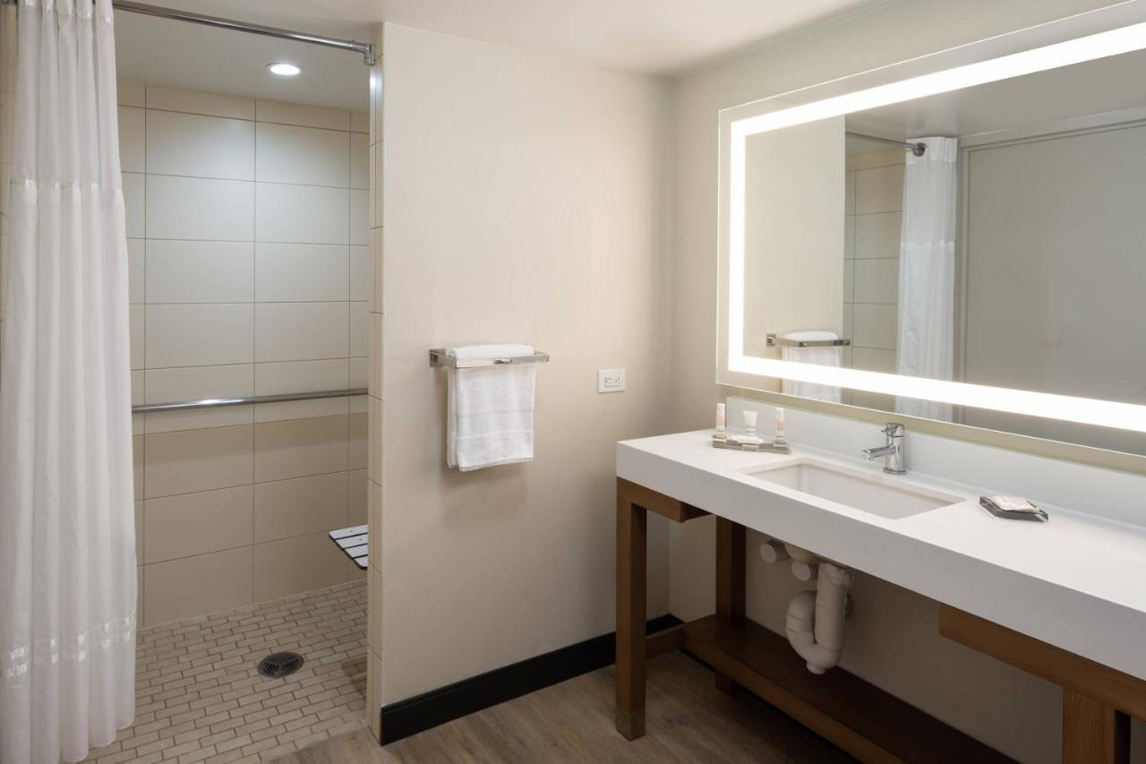 Guest Room with King or Double Bed, City View and Balcony at San Diego Marriott Mission Valley