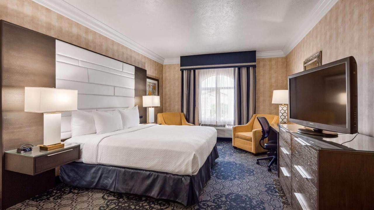 King Room with Bath Tub at Best Western Plus Abbey Inn