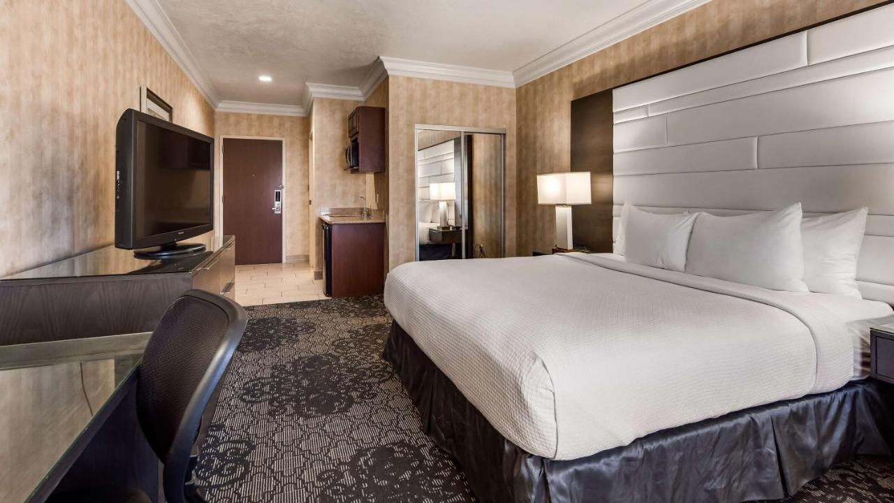 King Room with Bath Tub at Best Western Plus Abbey Inn