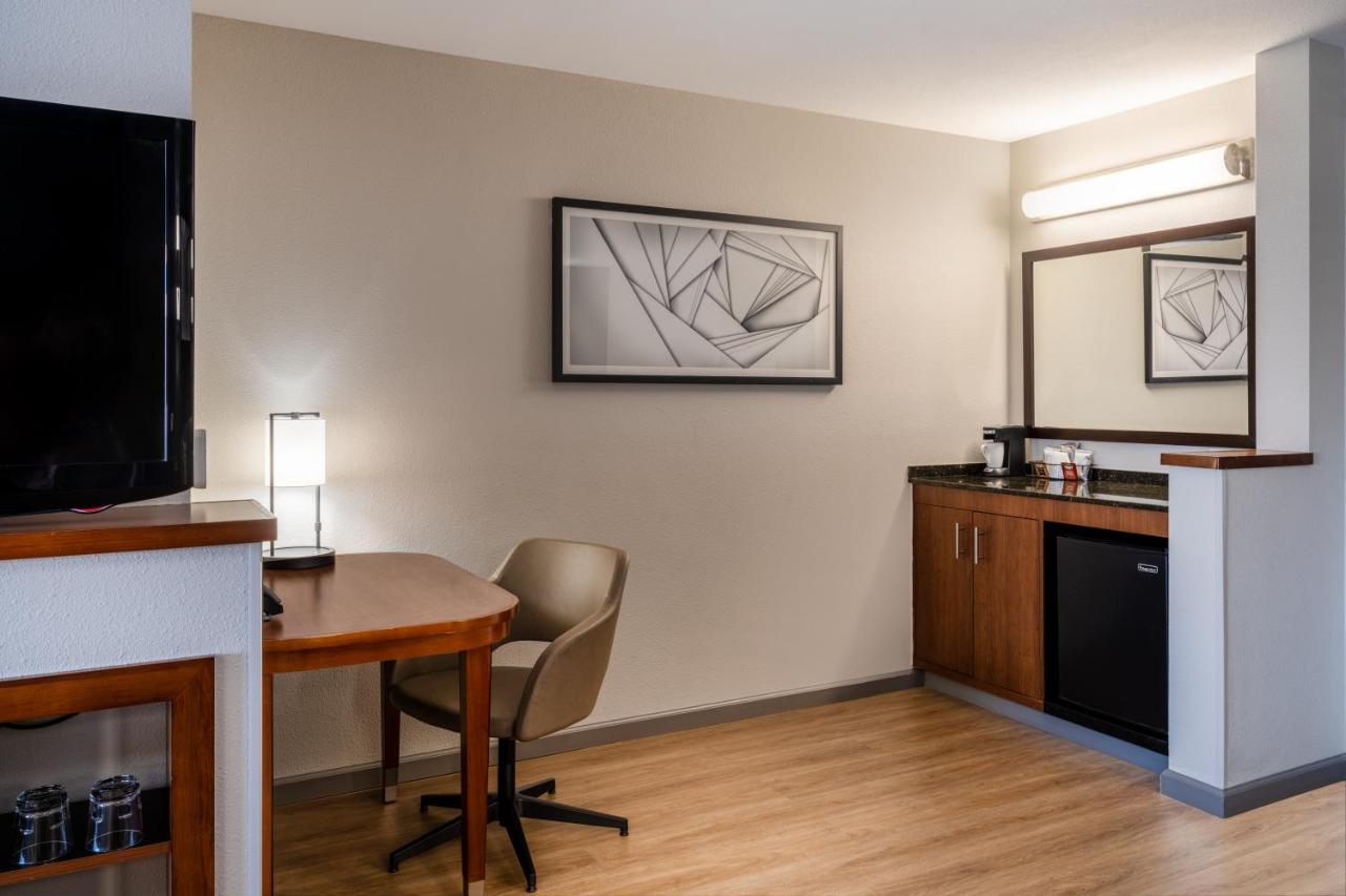 ADA 1 QUEEN SHWR at Hyatt Place Santa Fe