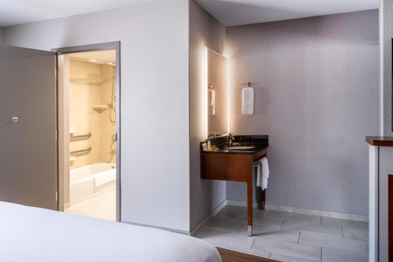 ADA 1 QUEEN TUB at Hyatt Place Santa Fe
