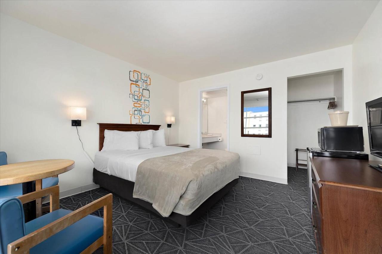 | Eden Roc Motel