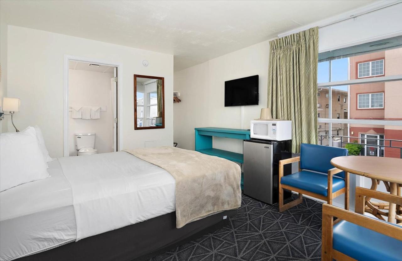 | Eden Roc Motel