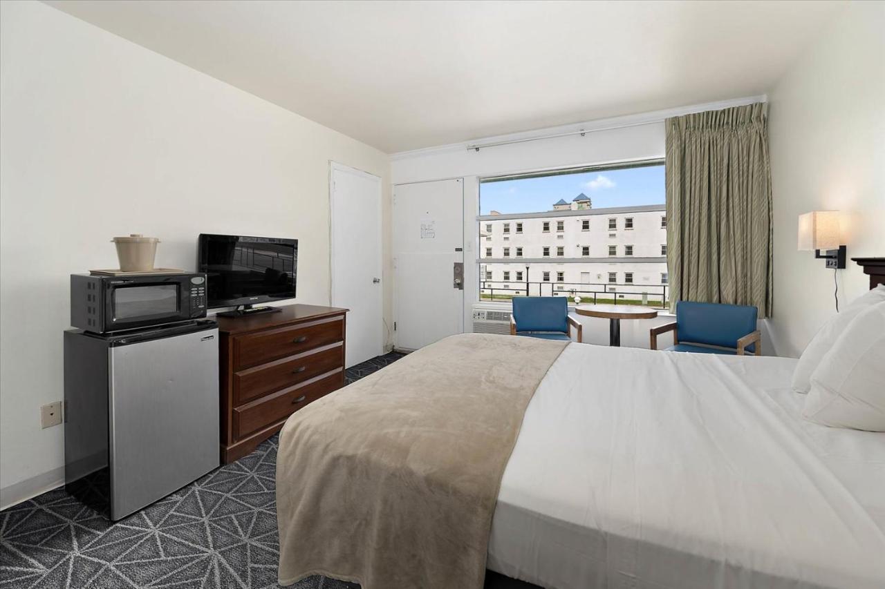| Eden Roc Motel