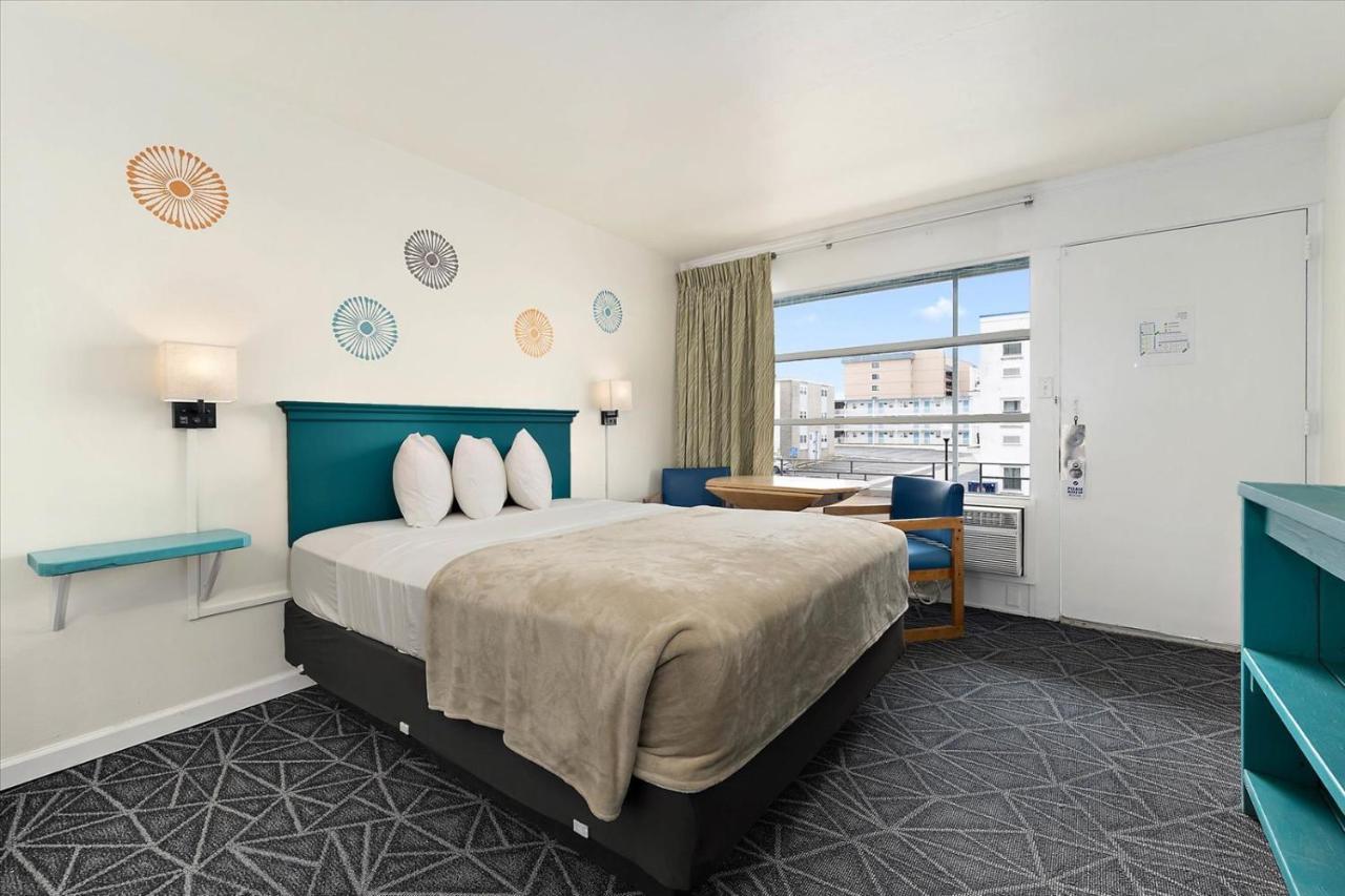 | Eden Roc Motel