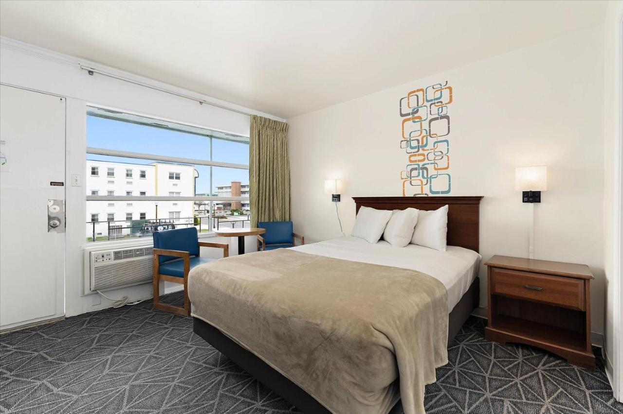 | Eden Roc Motel