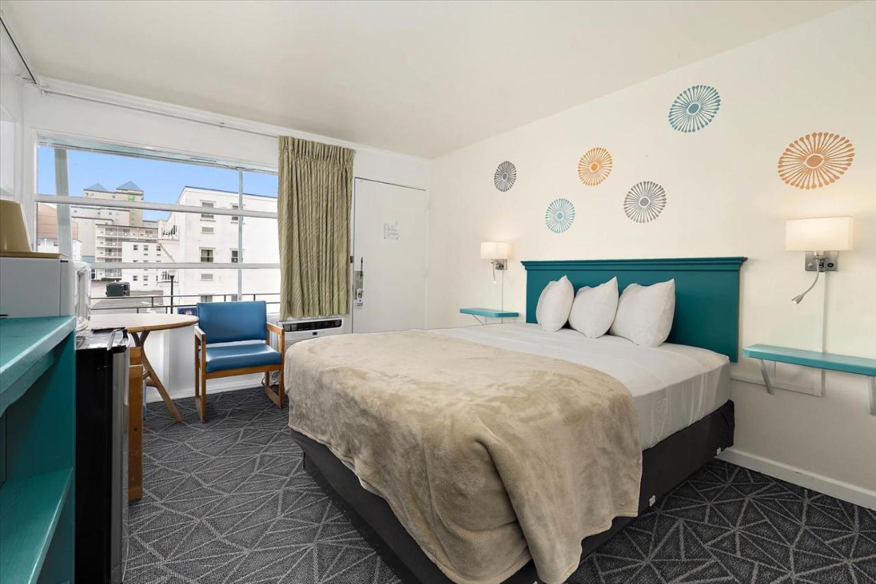 | Eden Roc Motel