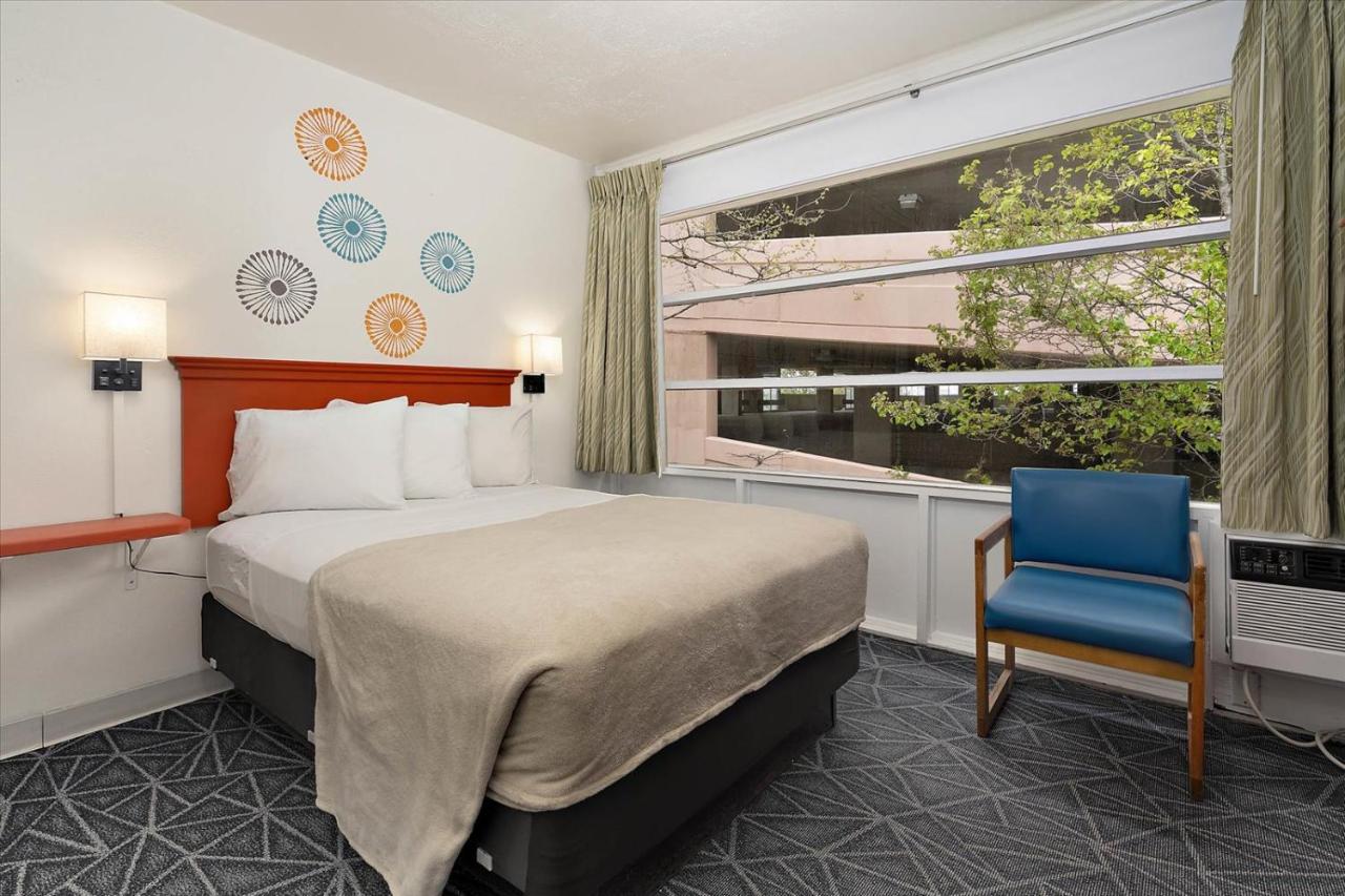| Eden Roc Motel
