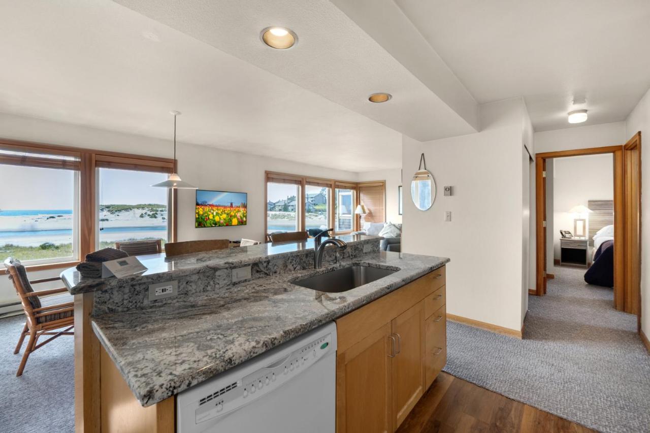 White Heron Contemporary - Ocean Front One Bedroom Suite at The Waves