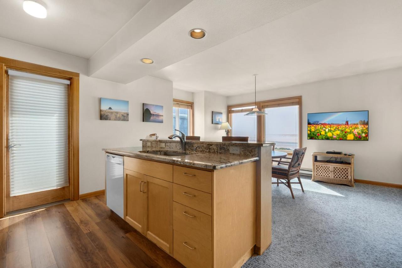 White Heron Contemporary - Ocean Front One Bedroom Suite at The Waves