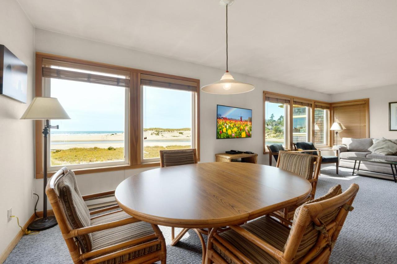 White Heron Contemporary - Ocean Front One Bedroom Suite at The Waves