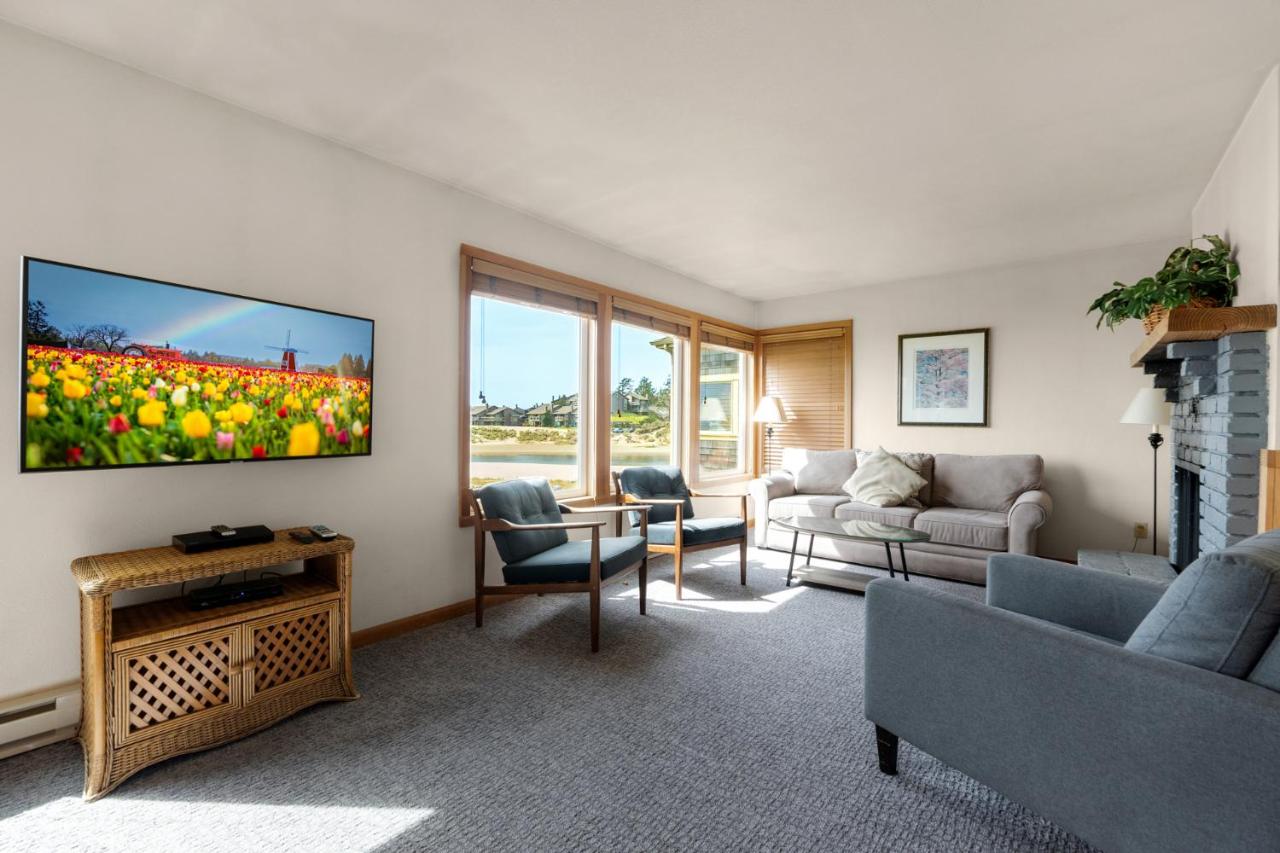White Heron Contemporary - Ocean Front One Bedroom Suite at The Waves