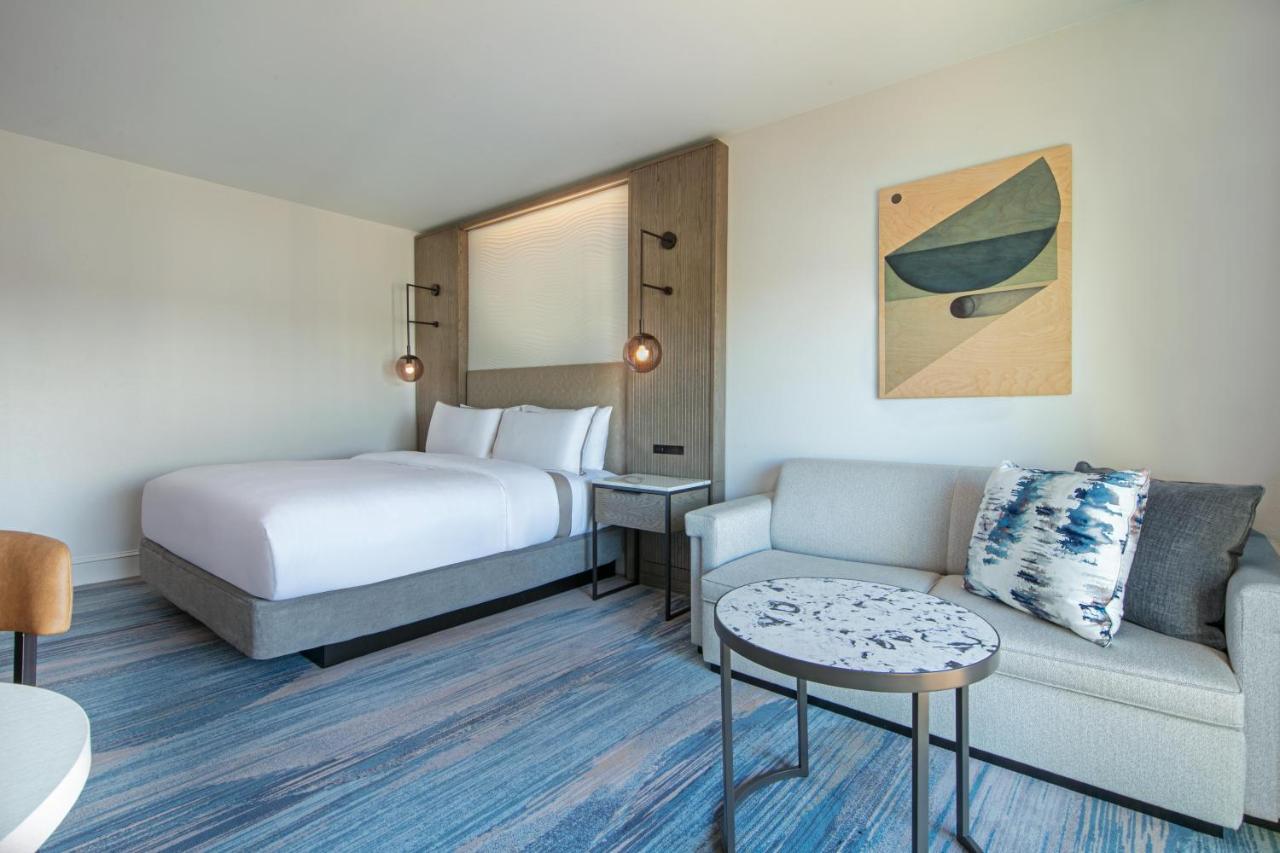 Guest room, 1 King, River view, Balcony at The Westin Sacramento Hotel & Marina