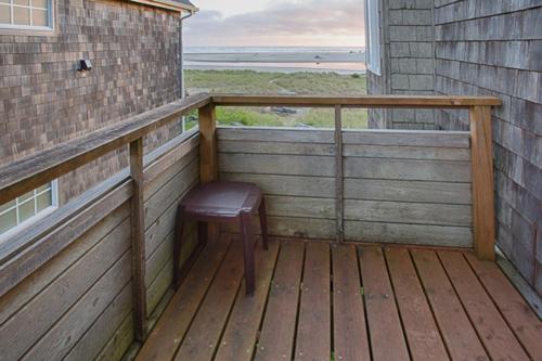 White Heron Contemporary - Ocean Front One Bedroom Suite at The Waves