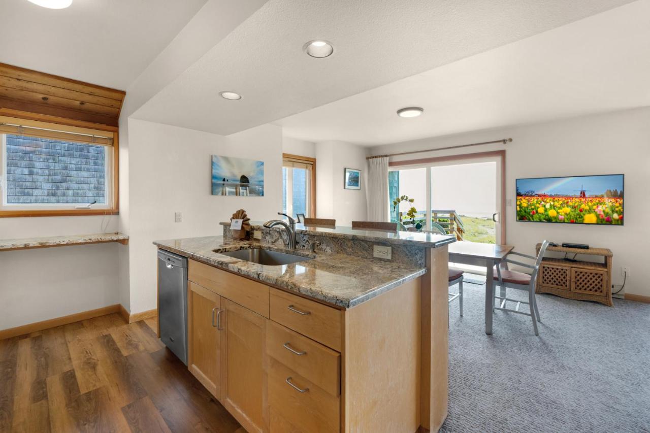 White Heron Contemporary - Ocean Front One Bedroom Suite at The Waves