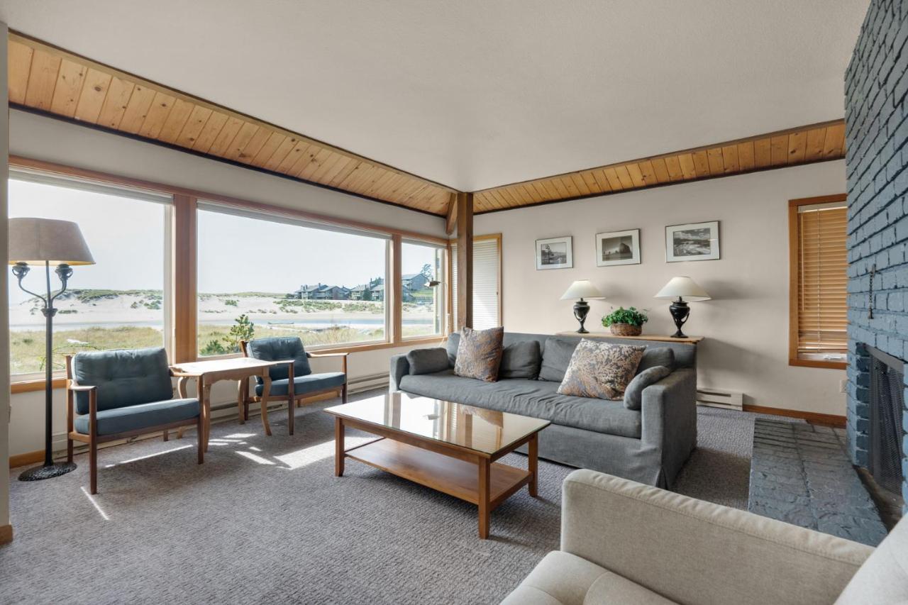 White Heron Contemporary - Ocean Front One Bedroom Suite at The Waves