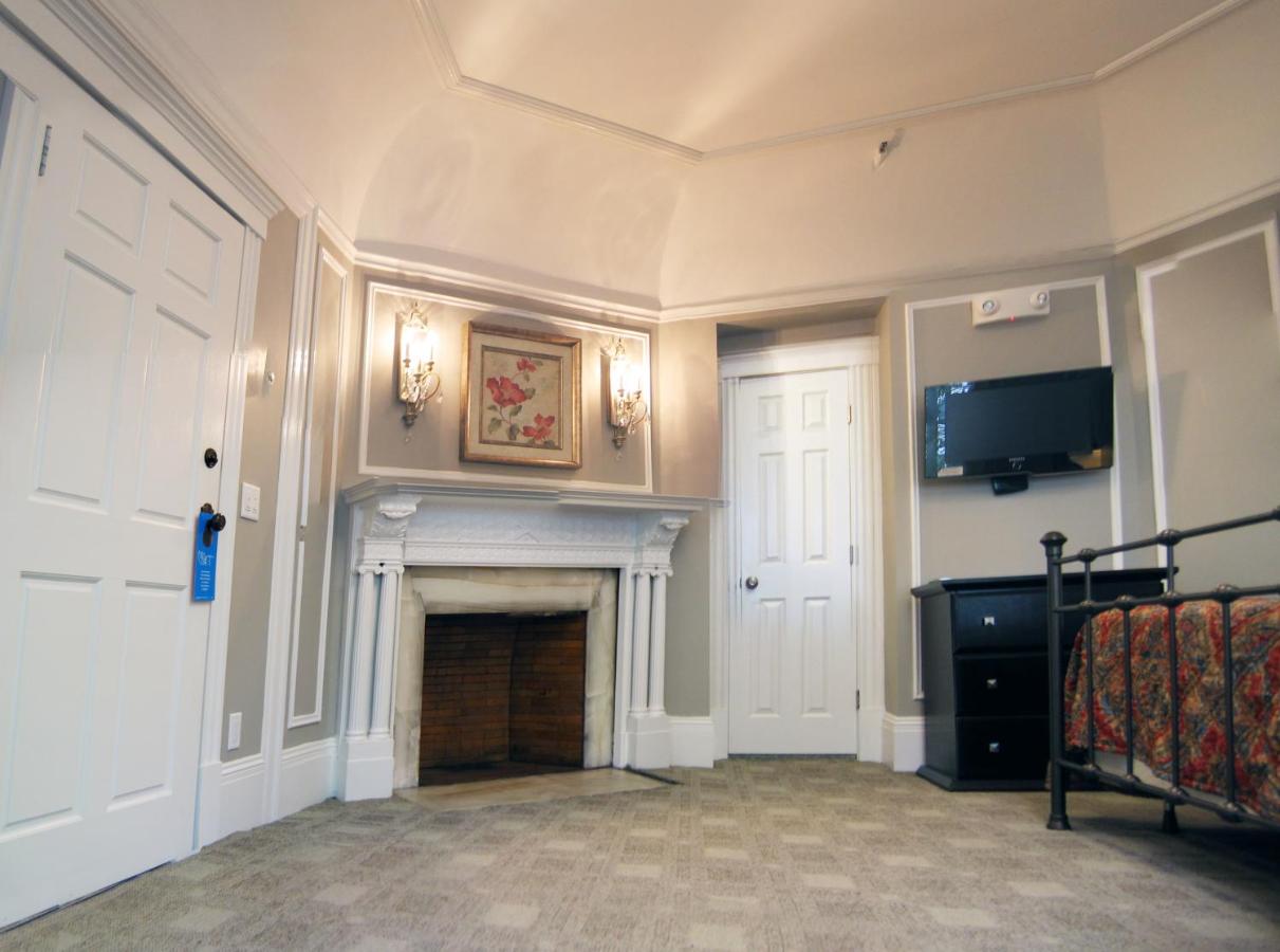 | Longwood Inn