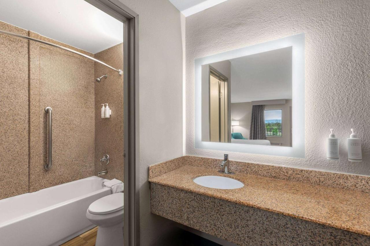 | Days Inn by Wyndham Chattanooga Lookout Mountain West