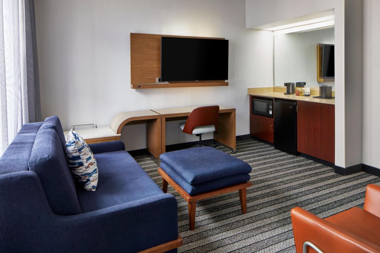 Suite, 1 King, Sofa bed at Courtyard By Marriott Nashville Downtown